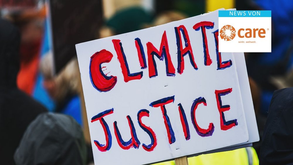 News von CARE. Demoschild mit der Aufschrift „Climate Justice”