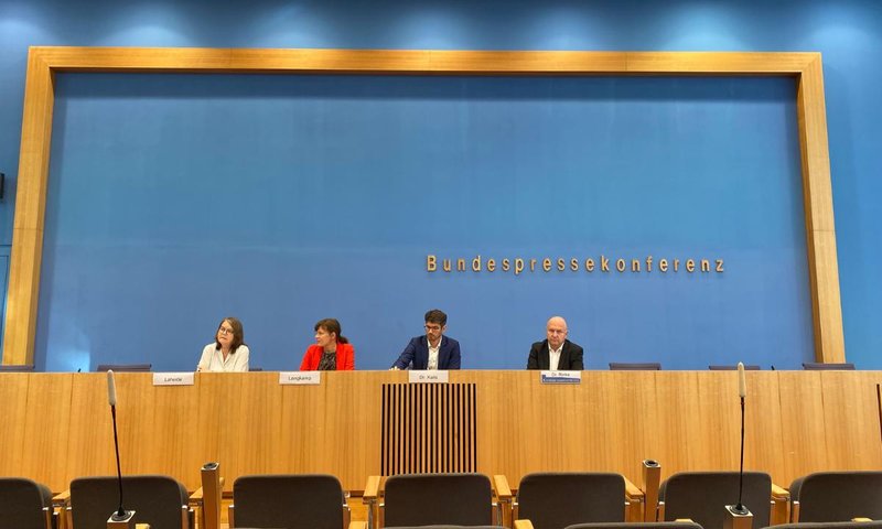 Vertreter*innen der Klima-Allianz Deutschland, Diakonie Deutschland und IKEM stellen die Studie im blauen Saal der Bundespressekonferenz vor.