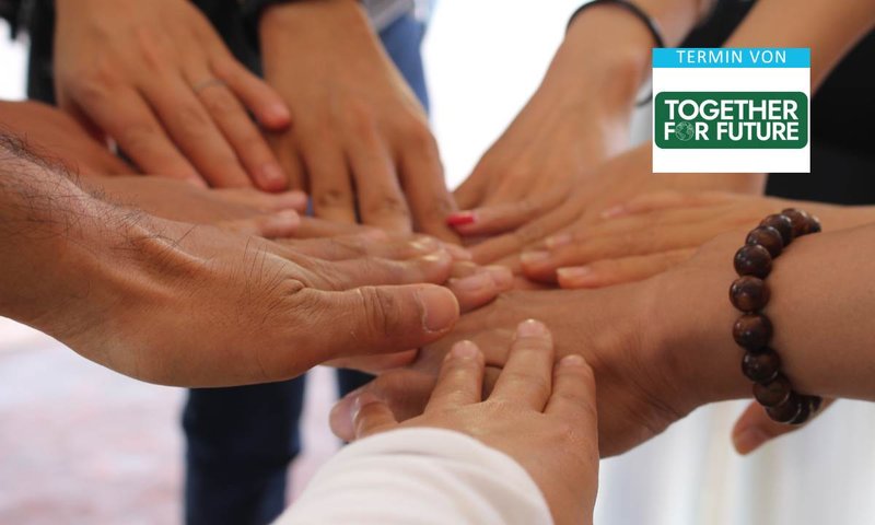 Termin von Together for Future. Foto: Hände verschiedener Menschen verbinden sich.