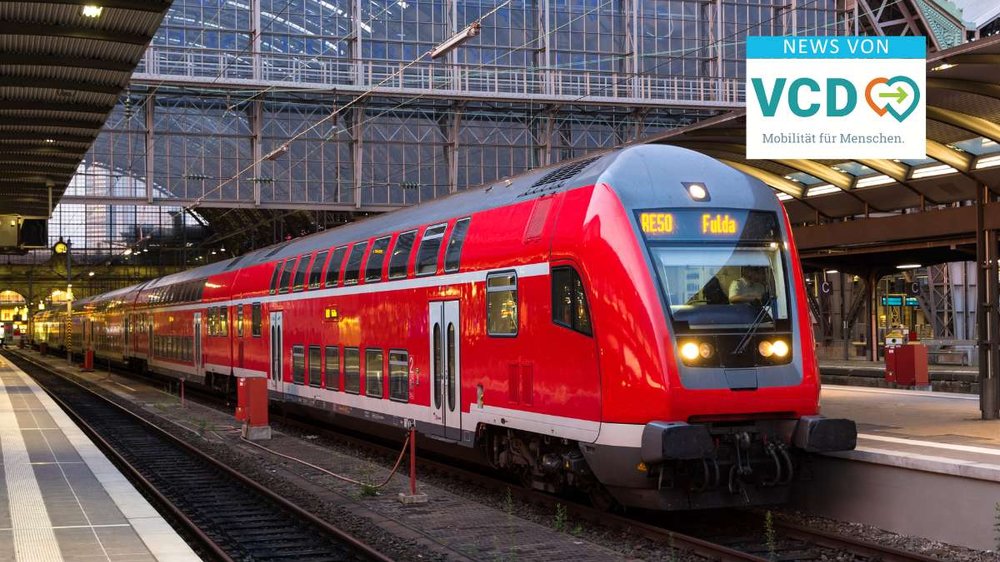 Regionalbahn fährt in Bahnhof ein. News von VCD.