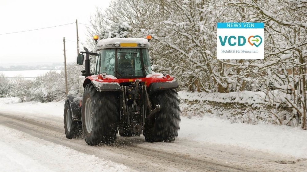 News vom VCD. Ein Traktor befährt eine winterliche Straße
