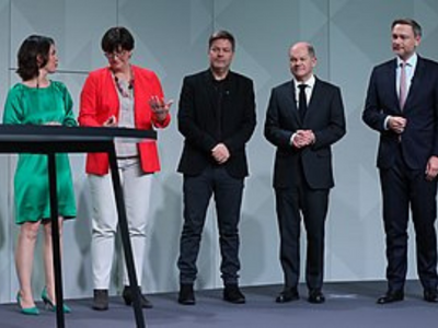 Unterzeichnung des Koalitionsvertrages der 20. Wahlperiode des Bundestages. Foto: Sandro Halank, Wikimedia Commons –086.jpg