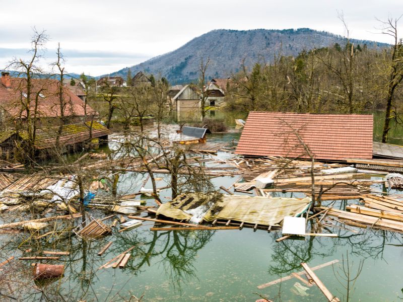 Überflutetes Dorf (Symbolbild)