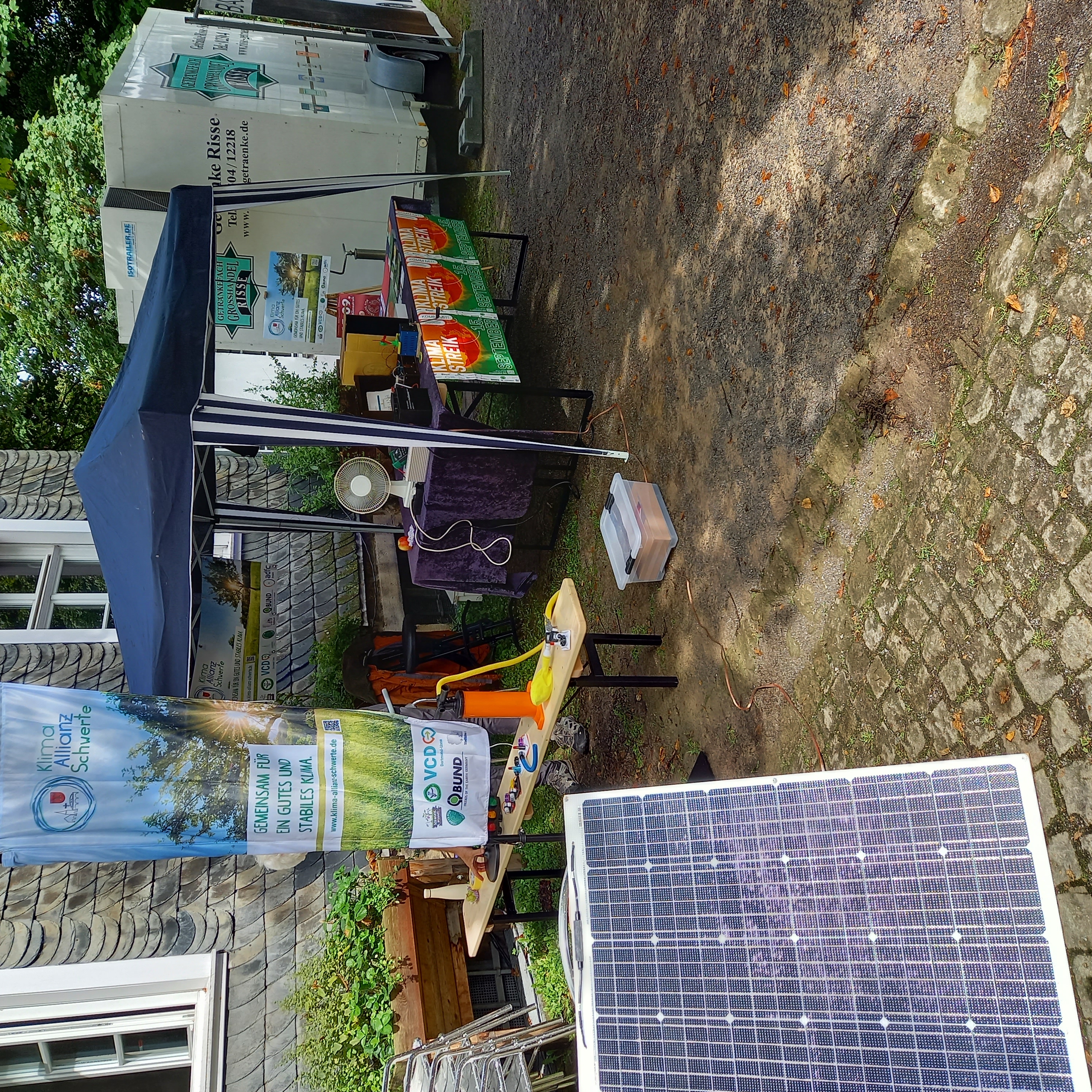 Stand der Klima-Allianz Schwerte mit einem Solarmodul