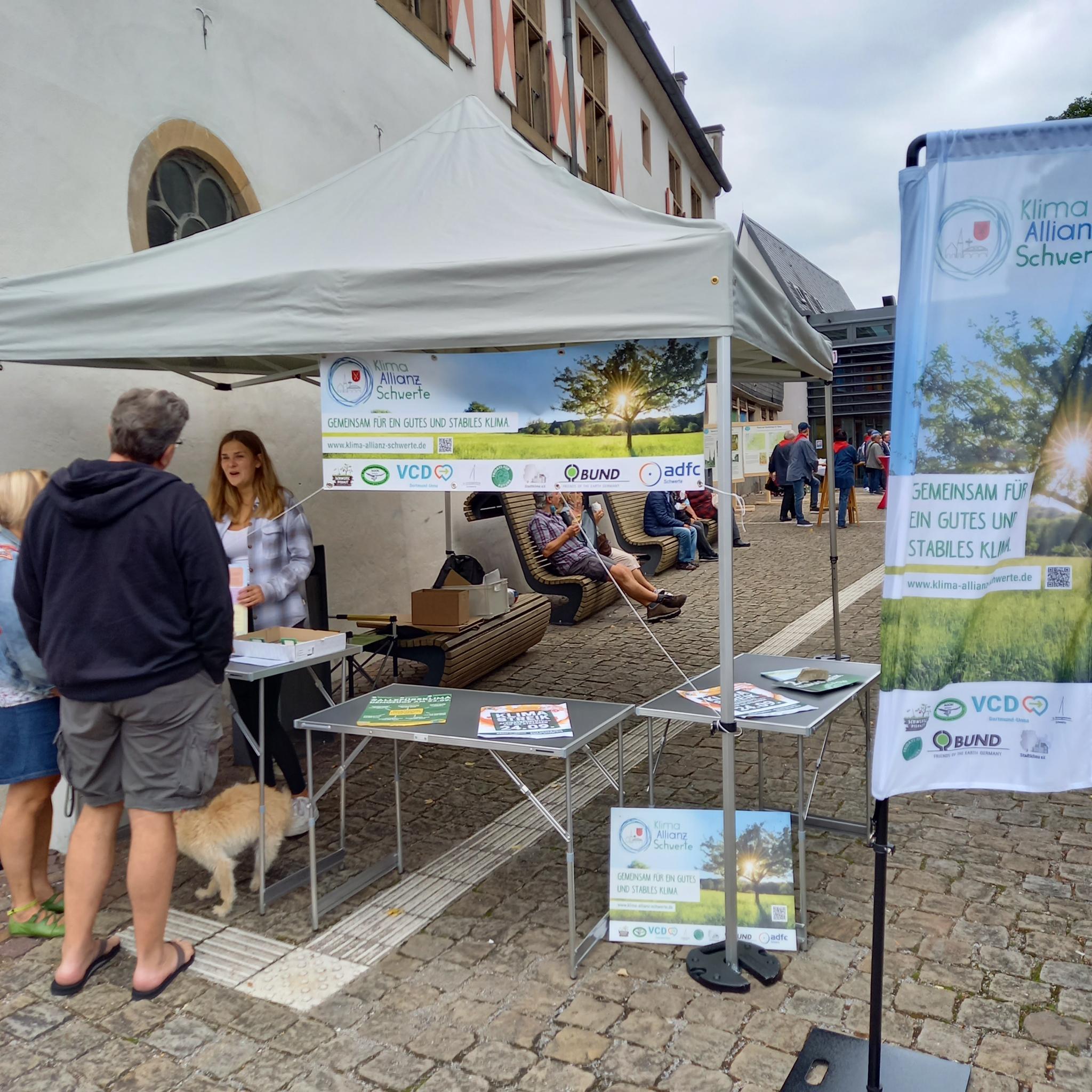Die Klima-Allianz Schwerte präsentiert sich mit einem Stand auf dem Markt, 2021