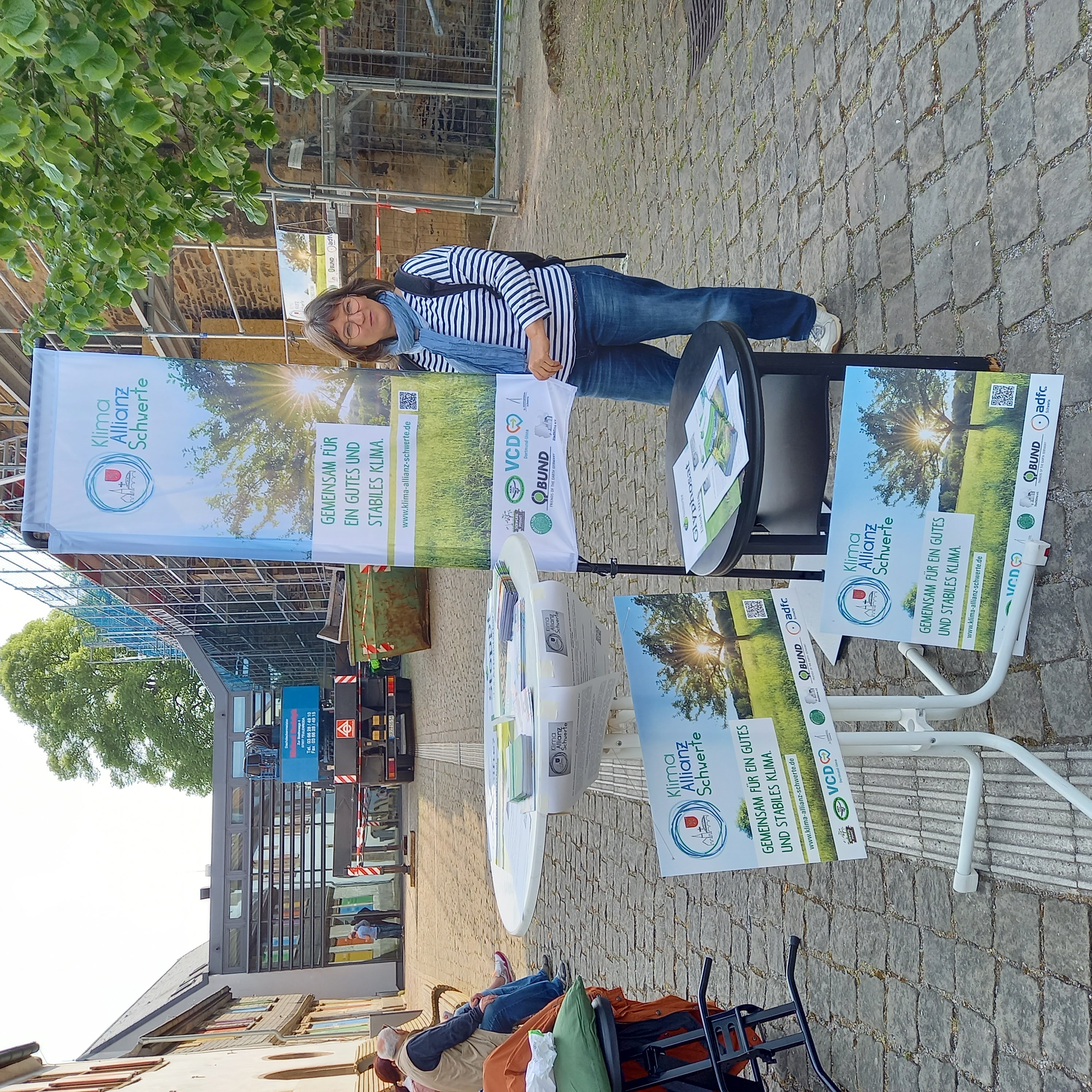 Die Klima-Allianz Schwerte präsentiert sich mit einem Stand auf dem Markt, 2022